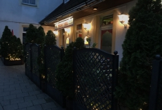 Restaurant von außen mit Sitzplätzen