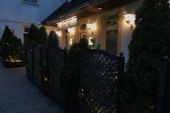 Restaurant von außen mit Sitzplätzen